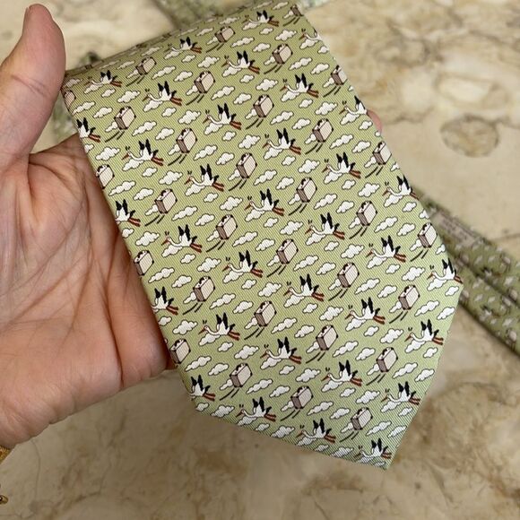 Hermès 100% Silk Printed Tie Whimsical Storks & Suitcase New Dad Tie - Picture 10 of 10